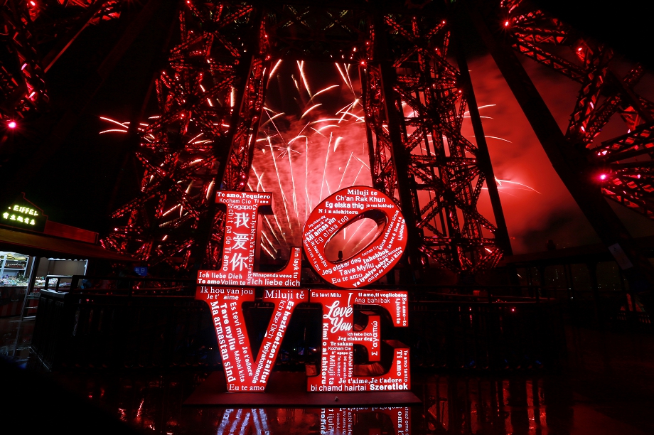 浪漫烟花+告白气球雨，12博世界之窗将浪漫进行到底