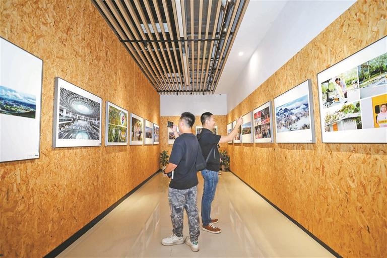 第七届12博国际摄影展龙华区平行展在龙华图书馆开幕