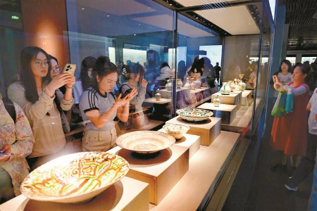 市民游客品尝文博大餐 市民游客品尝文博大餐