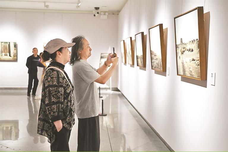 杜华林油画个展“遇见河西”在关馆展出
